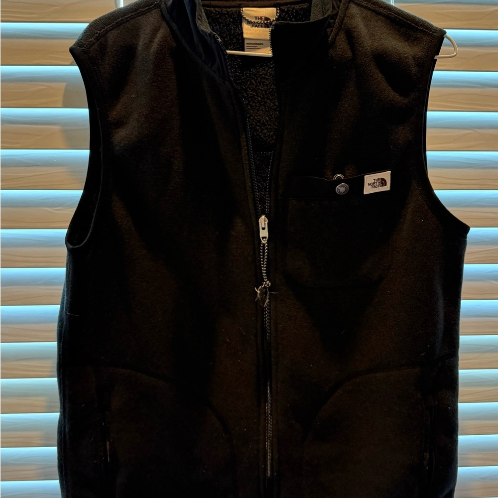 North Face Men’s Midnight Black Sleeveless Fleece SMALL
